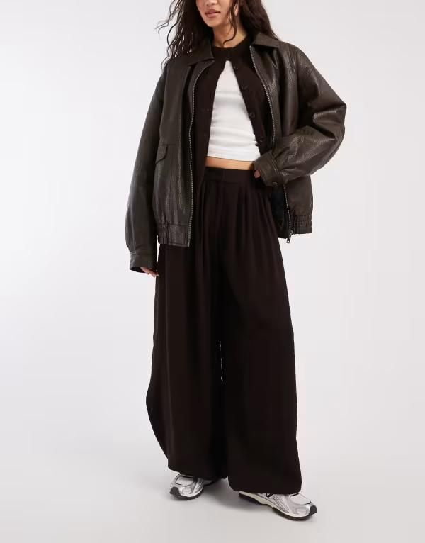 エイソス レディース ボトムス カジュアルパンツ プリーツ ASOS DESIGN tailored balloon pants with pleatedetailing brown ブラウン