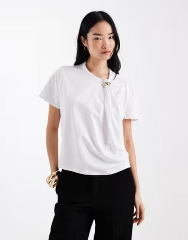 エイソス レディース トップス Tシャツ ASOS DESIGN short sleeve with gold trim top WHITE ホワイト