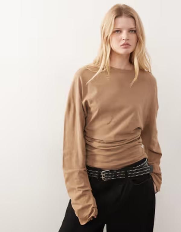 ウィークデイ レディース トップス Tシャツ Weekday volume long sleeve top with cinched gathered waist in camel キャメル 14,024円