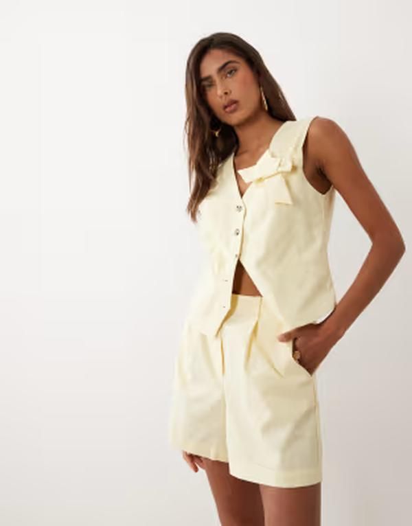 ヴィラ レディース ボトムス ハーフパンツ・ショーツ プリーツ ショートパンツ リネン VILA linen touch pleated tailored shorts in pastel yello