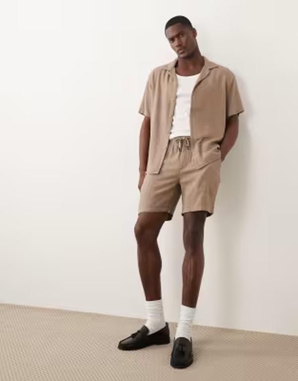 オンリーアンドサンズ メンズ ボトムス ハーフパンツ・ショーツ ショートパンツ リネン ONLY SONS textured linen mix shorts in taupe part of a s