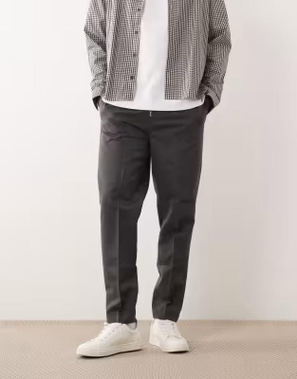 エイソス メンズ ボトムス カジュアルパンツ ASOS DESIGN pull on taperedress pants in charcoal チャコール