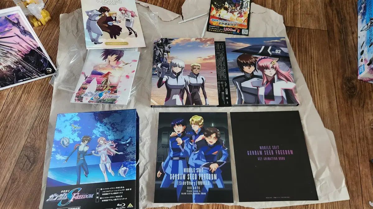 ガンダムシードフリーダム 劇場版 プレミアムフリーパッケージ ブルーレイ Blu-ray + amiami 額縁