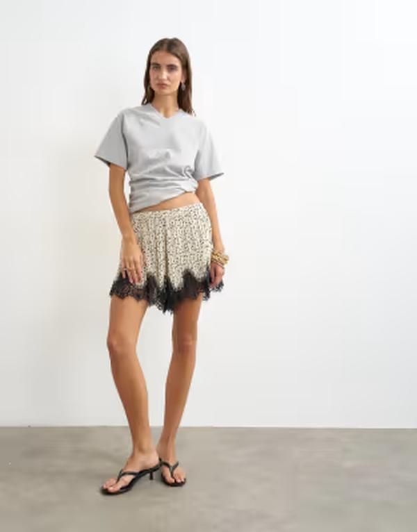 トップショップ レディース ボトムス ハーフパンツ・ショーツ ドット柄 レーストリム ドット ショートパンツ レース Topshopolka dot lace trim shorts in mono 13,986円