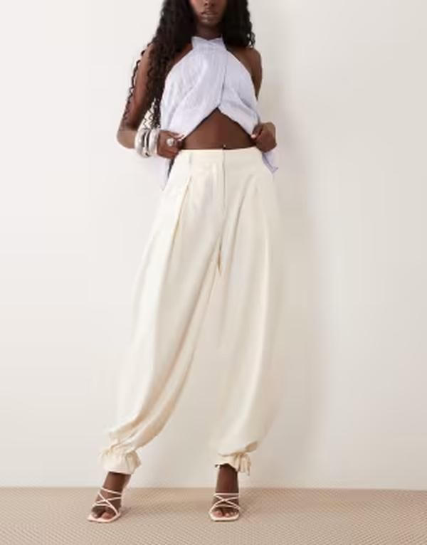 エイソス レディース ボトムス カジュアルパンツ フリル裾 フリル ASOS DESIGN tailo red balloon pants with ruffle hem in cream クリーム 13,665円