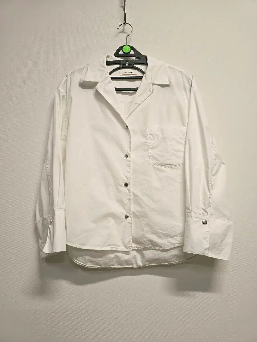 the CASHMERE 白 シャツブラウス