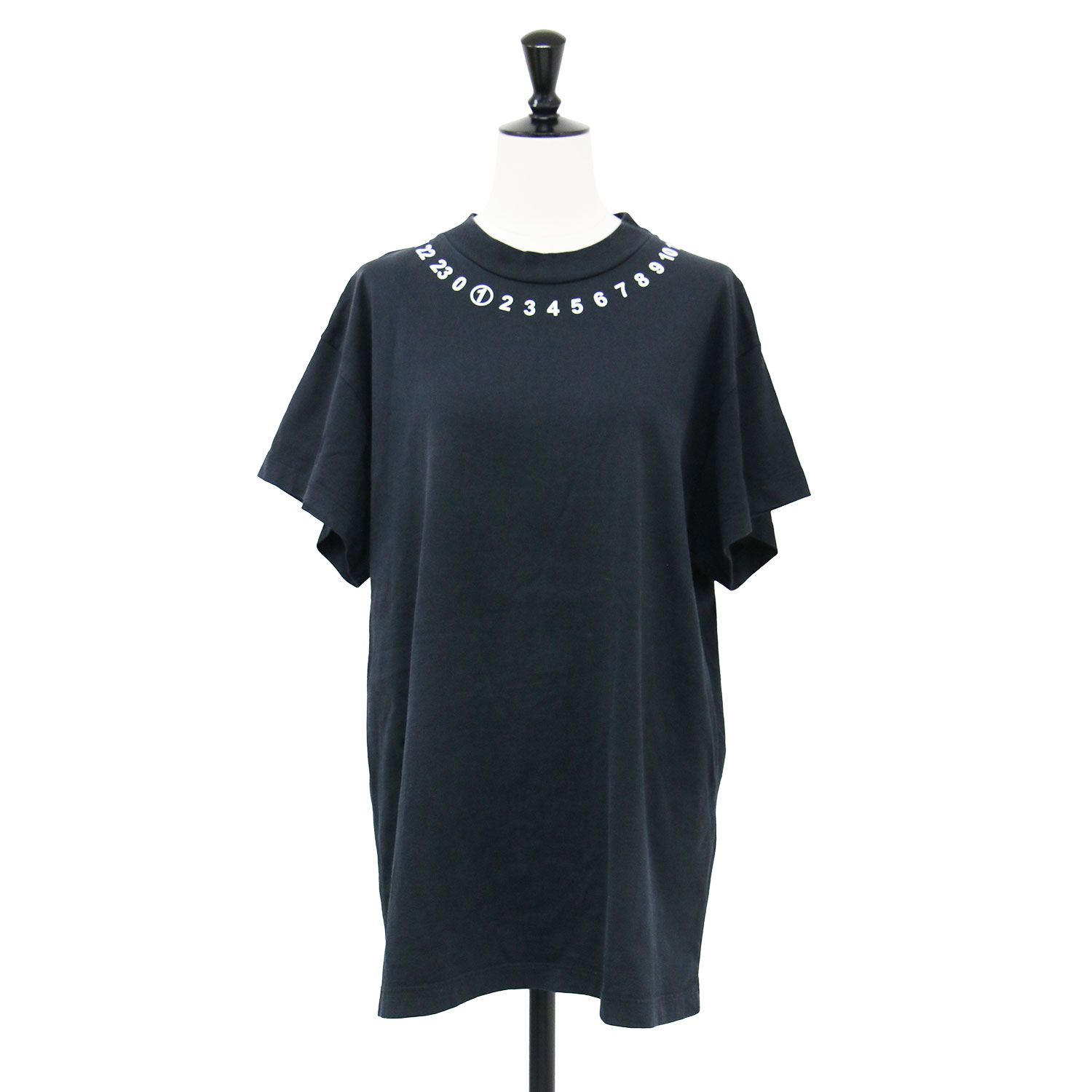 Maison Margiela メゾン マルジェラ Tシャツ ブラック 黒 サイズ:S カレンダーグラフィック ロゴ 半袖Ｔシャツ S51GC0449 S22816 クルーネック ナンバー イタリア製 トップス カットソー【レディース】【中古】