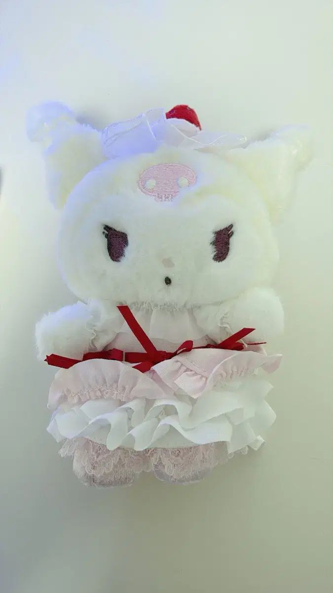 Llavero de mascota de pastel batido de fresa Sanrio Kuromi