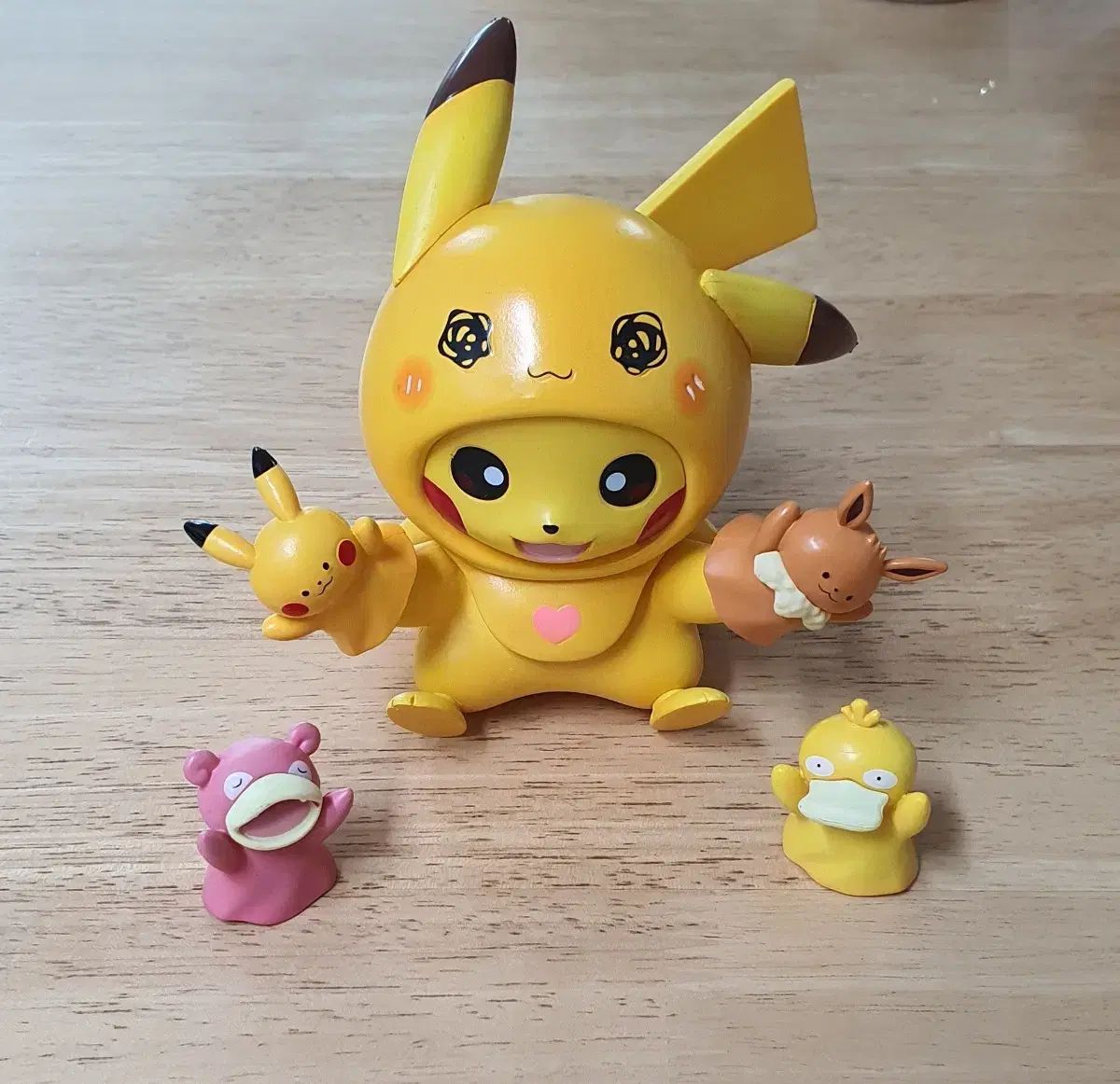 ポケットモンスター ポンチョ ピカチュウ フィギュア