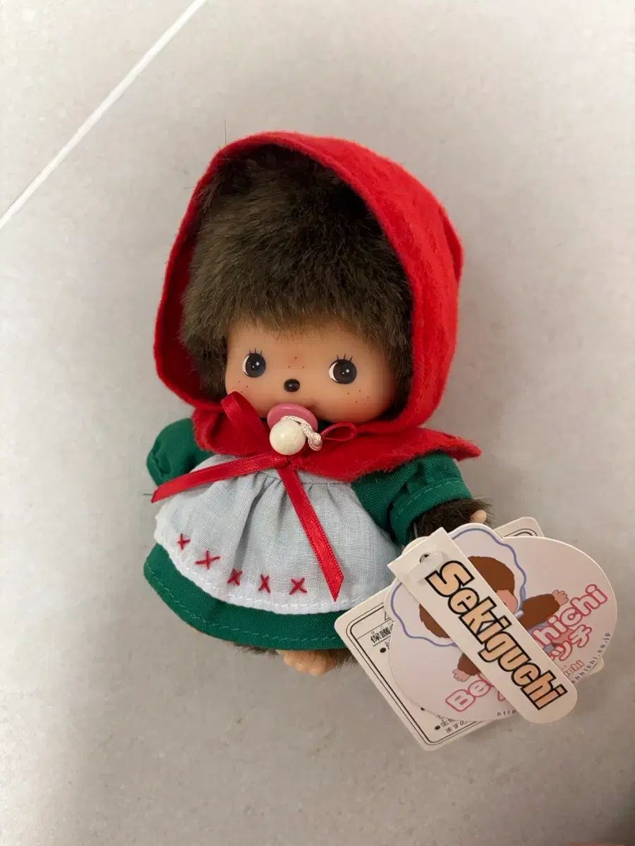 モンチッチのぬいぐるみ（赤ケープ） 6,986円