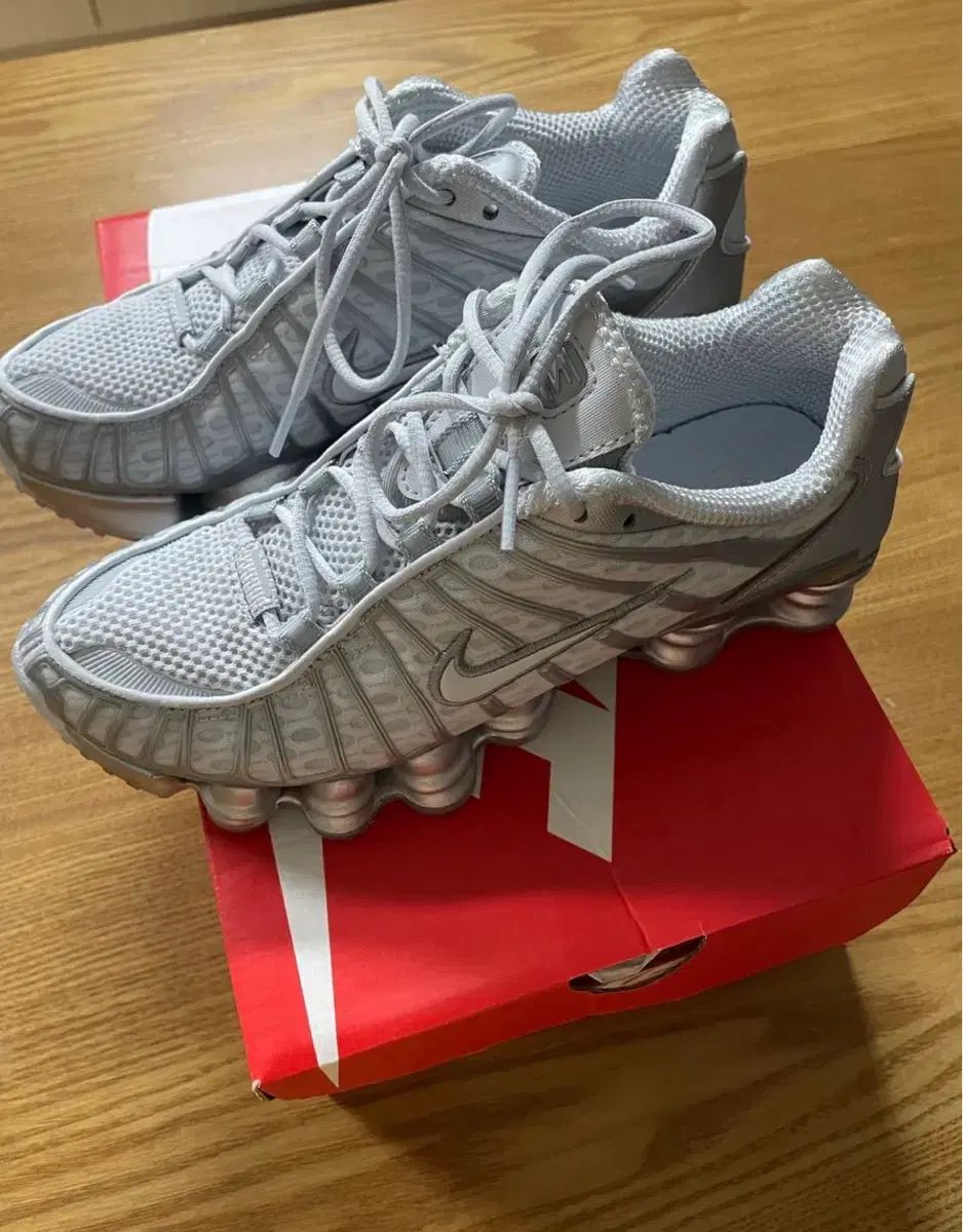 ナイキ ショックス プラチナ 230 24,301円