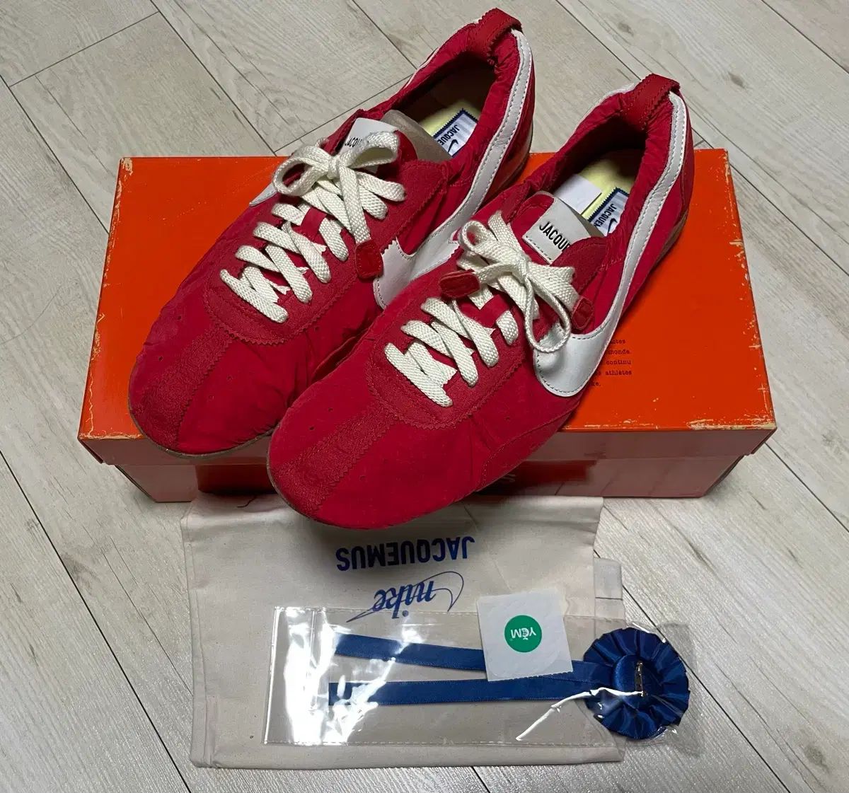 300 NIKE x JACQUEMUS ムーン シュー SP ユニバーシティ レッド & バイシクル
