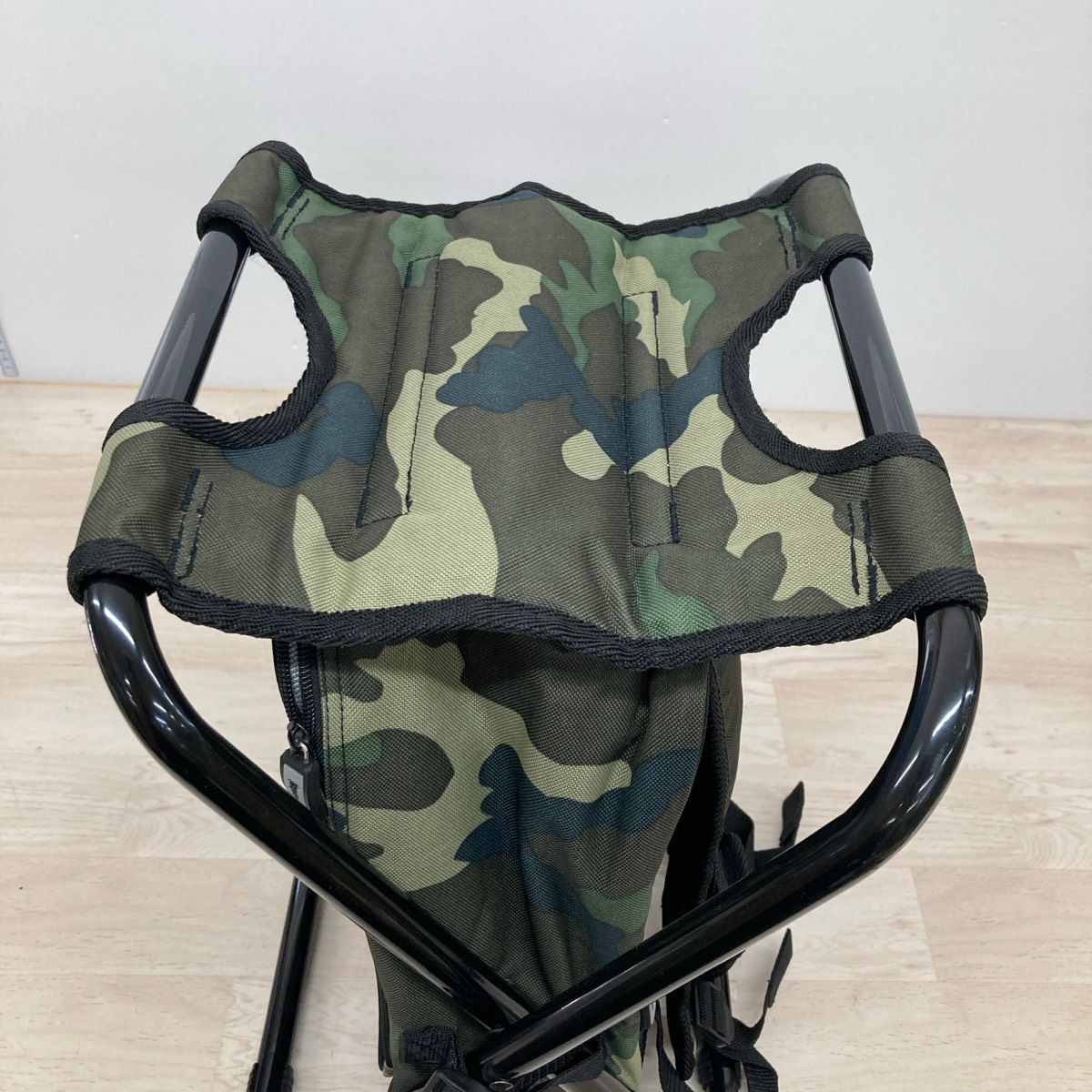 新品ispack イスパック椅子付きリュック 折りたたみチェア 迷彩 アウトドア 美品 ispack/イスパック 椅子付きリュックサック バックパック 迷彩柄
