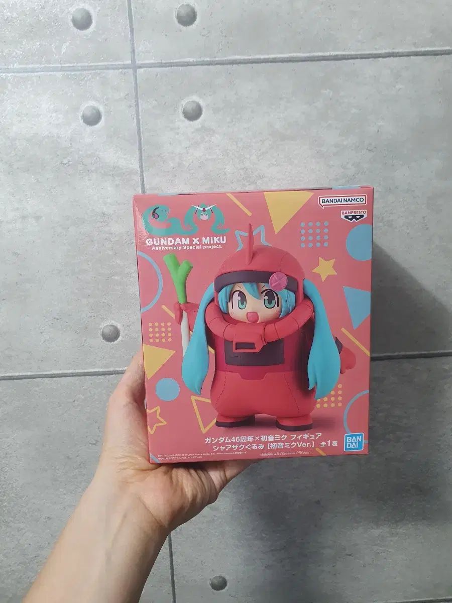 Figura BANPRESTO Gundam 45 aniversario Hatsune Miku Char's Zaku versión