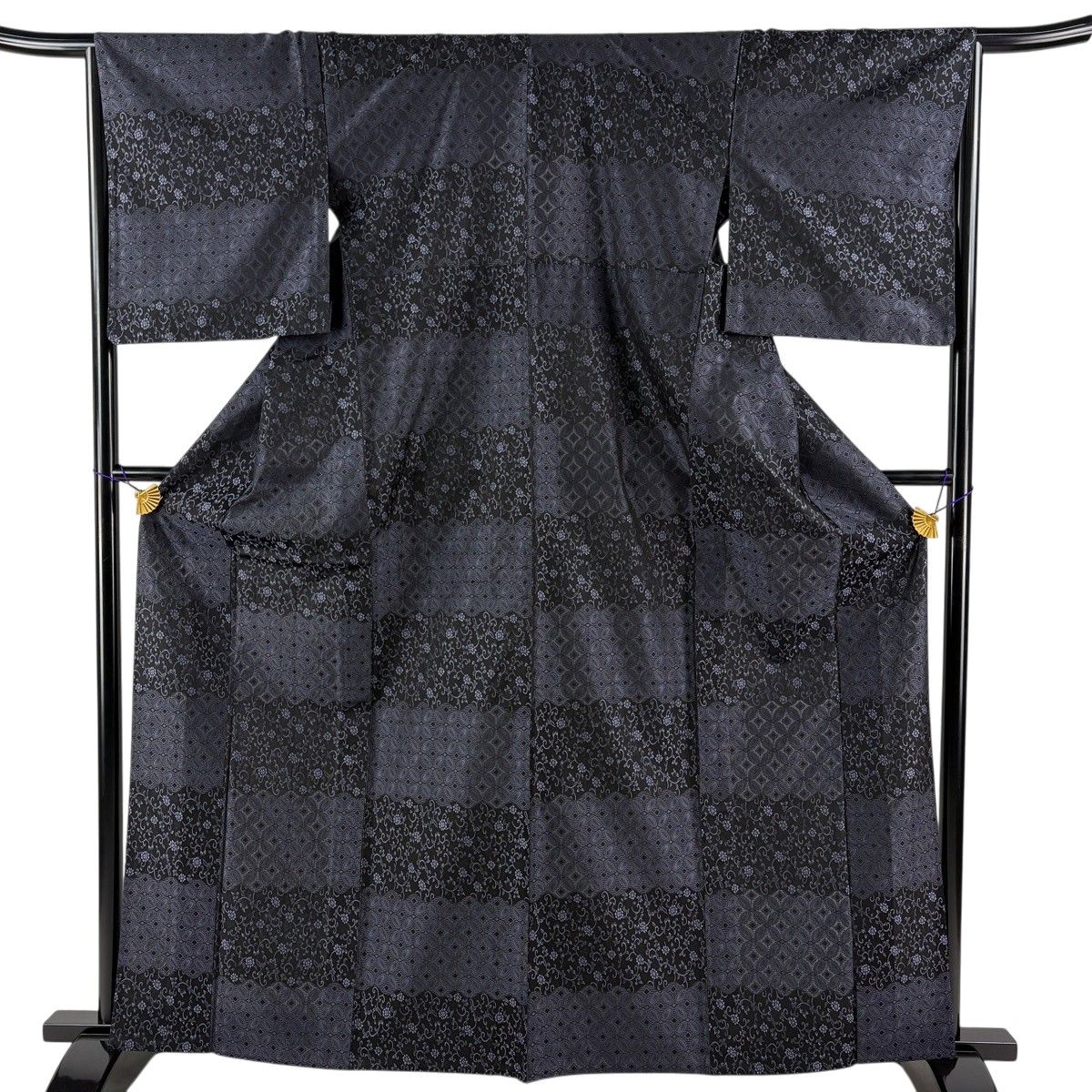 【美品】 お召 身丈163.5cm 裄丈65.5cm M 単衣 壽光織 花唐草 七宝 墨色 正絹 名品 【中古】