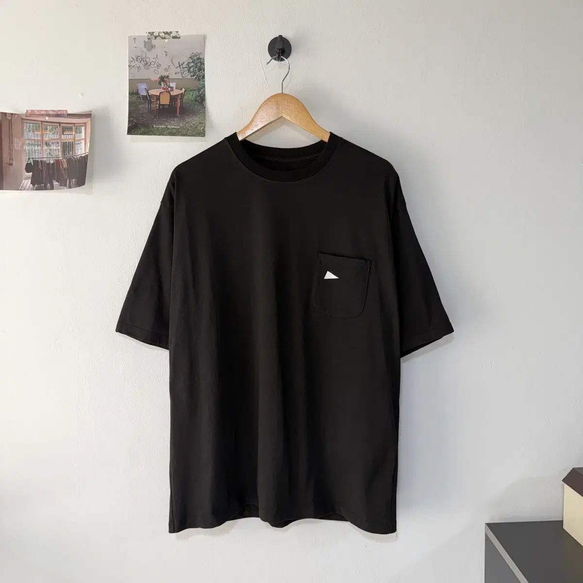 XL and wander アンドワンダー ポケット Tシャツ