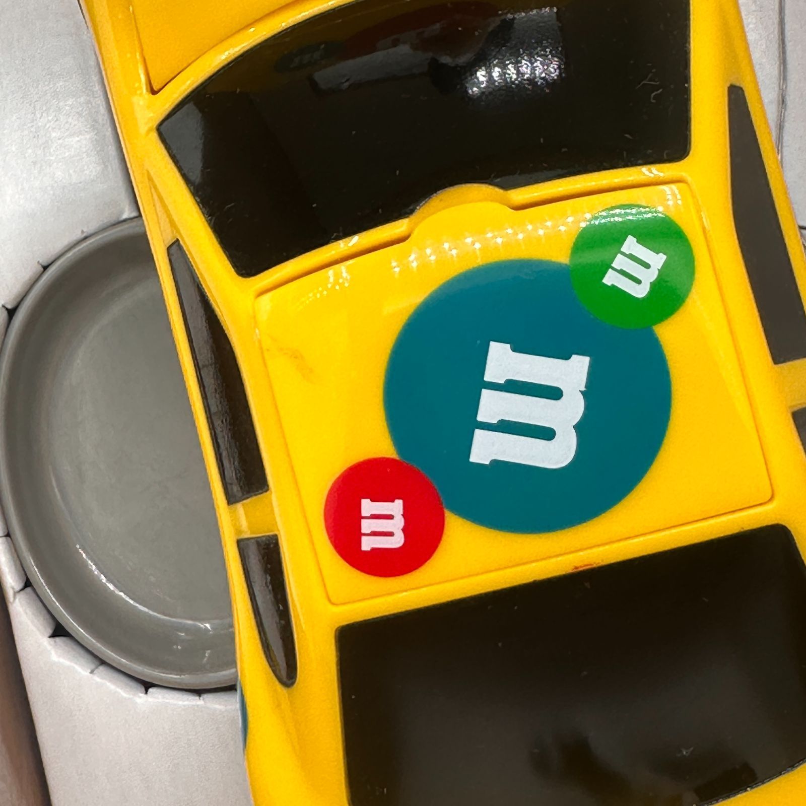 2006 M&M'S エムアンドエムズ ディスペンサー UNDER THE HOOD 外箱付