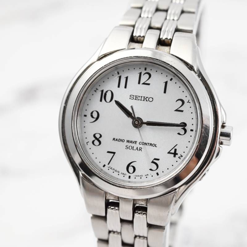 良品　稼働品　SEIKO　セイコー　レディース　腕時計　軽量モデル　きれいめ　電波ソーラー　ステンレス　アラビア数字　オフィス・普段使い