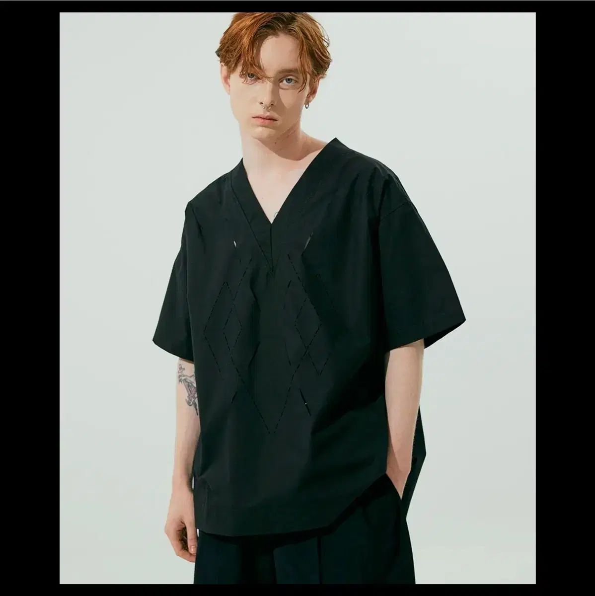 NOIRER(ノイア) カッティング オーバーサイズ Vネック シャツ (シャツ素材) (ブラック) (未開封 新品)