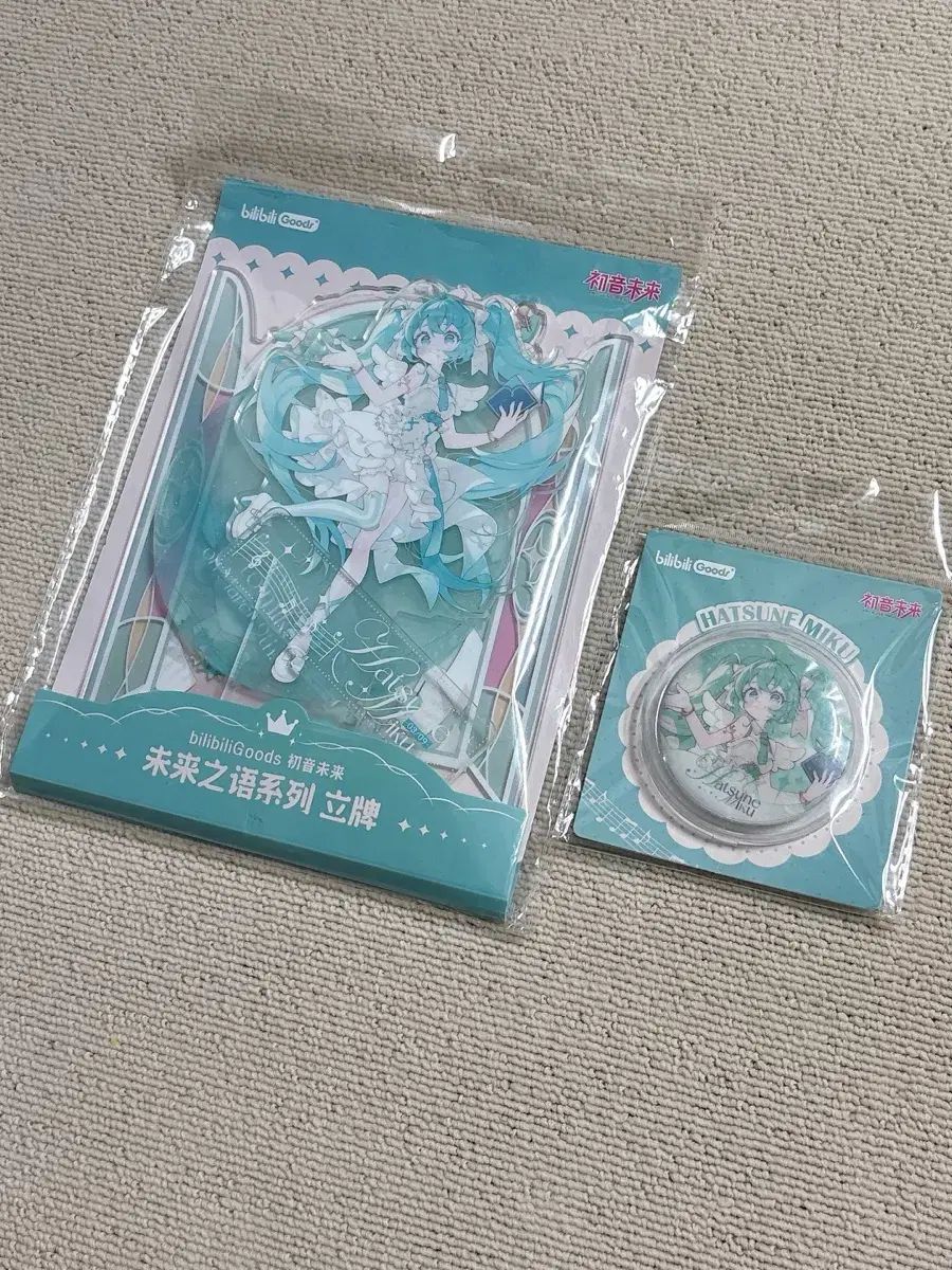 VOCALOID 初音ミク 上倉エク イラスト 中国 アクリルスタンド 缶バッジ 6,197円