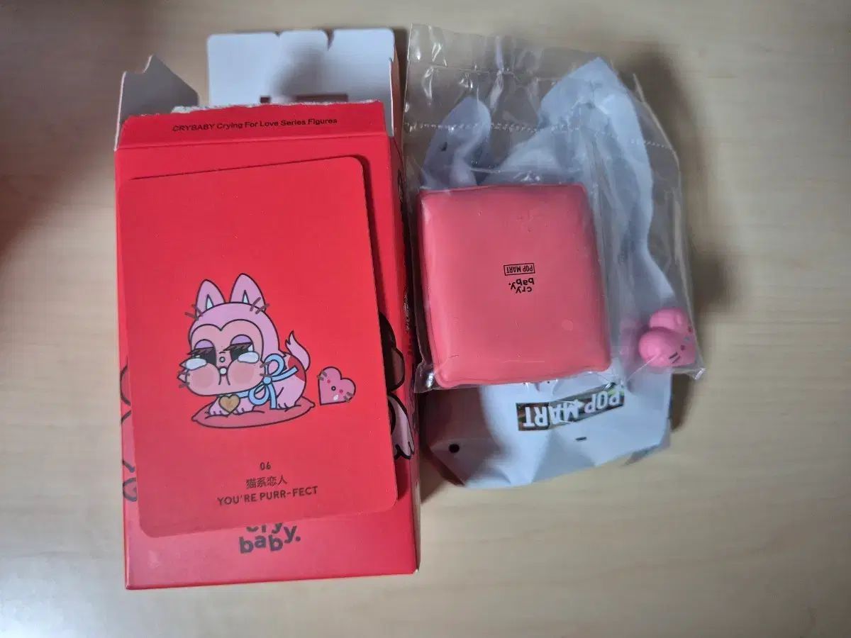 POP MART Figura amante tipo gato Crybaby Tears of Love