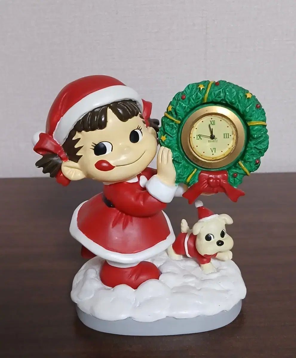 Exposición de peluches con decoración navideña de Peko-chan