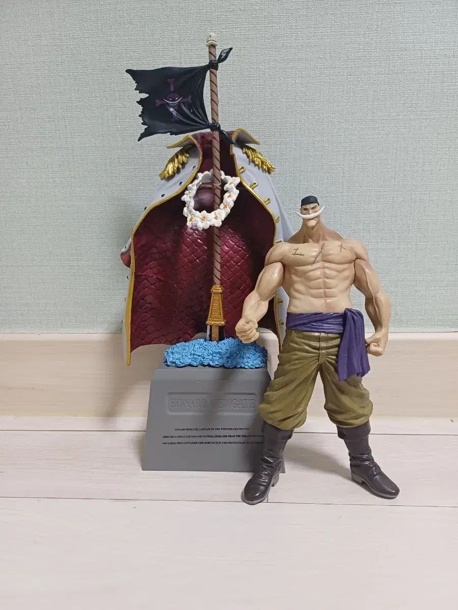 Figura de One Piece Barbablanca y conjunto de figuras de la tumba de Barbablanca