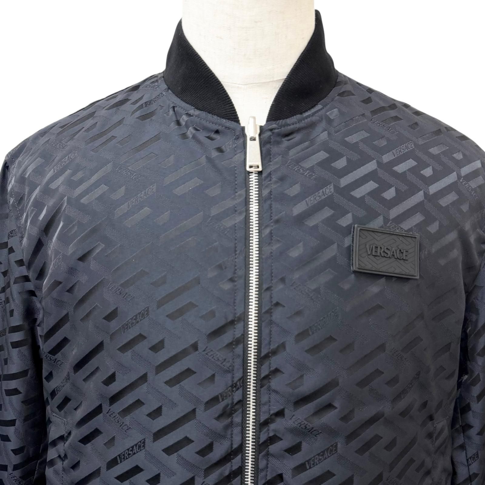 美品□VERSACE ヴェルサーチ 2022年製 1A06201 グレカ ロゴ総柄 中綿入り ボンバージャケット ネイビー ブラック 46 イタリア製 正規品 美品□VERSACE ヴェルサーチ 2022年製 1A06201 グレカ ロゴ総柄 中綿
