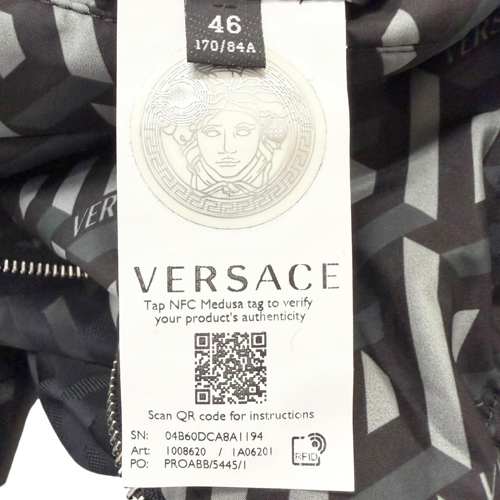 美品□VERSACE ヴェルサーチ 2022年製 1A06201 グレカ ロゴ総柄 中綿