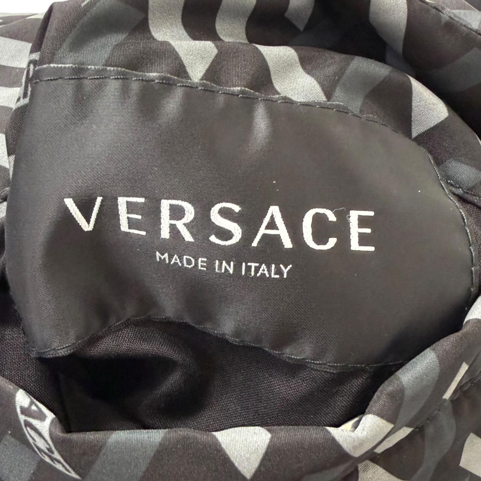 美品□VERSACE ヴェルサーチ 2022年製 1A06201 グレカ ロゴ総柄 中綿