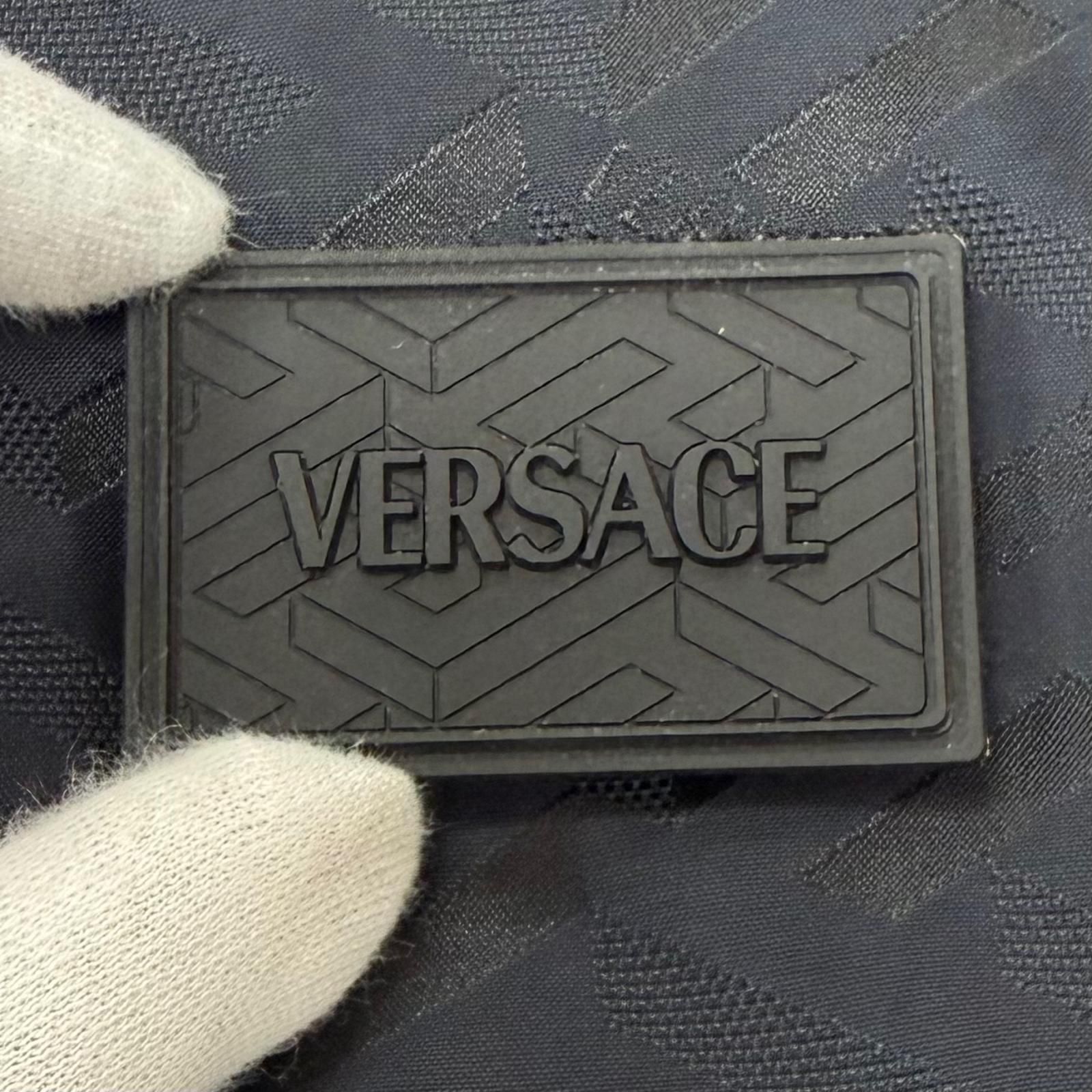 美品□VERSACE ヴェルサーチ 2022年製 1A06201 グレカ ロゴ総柄 中綿