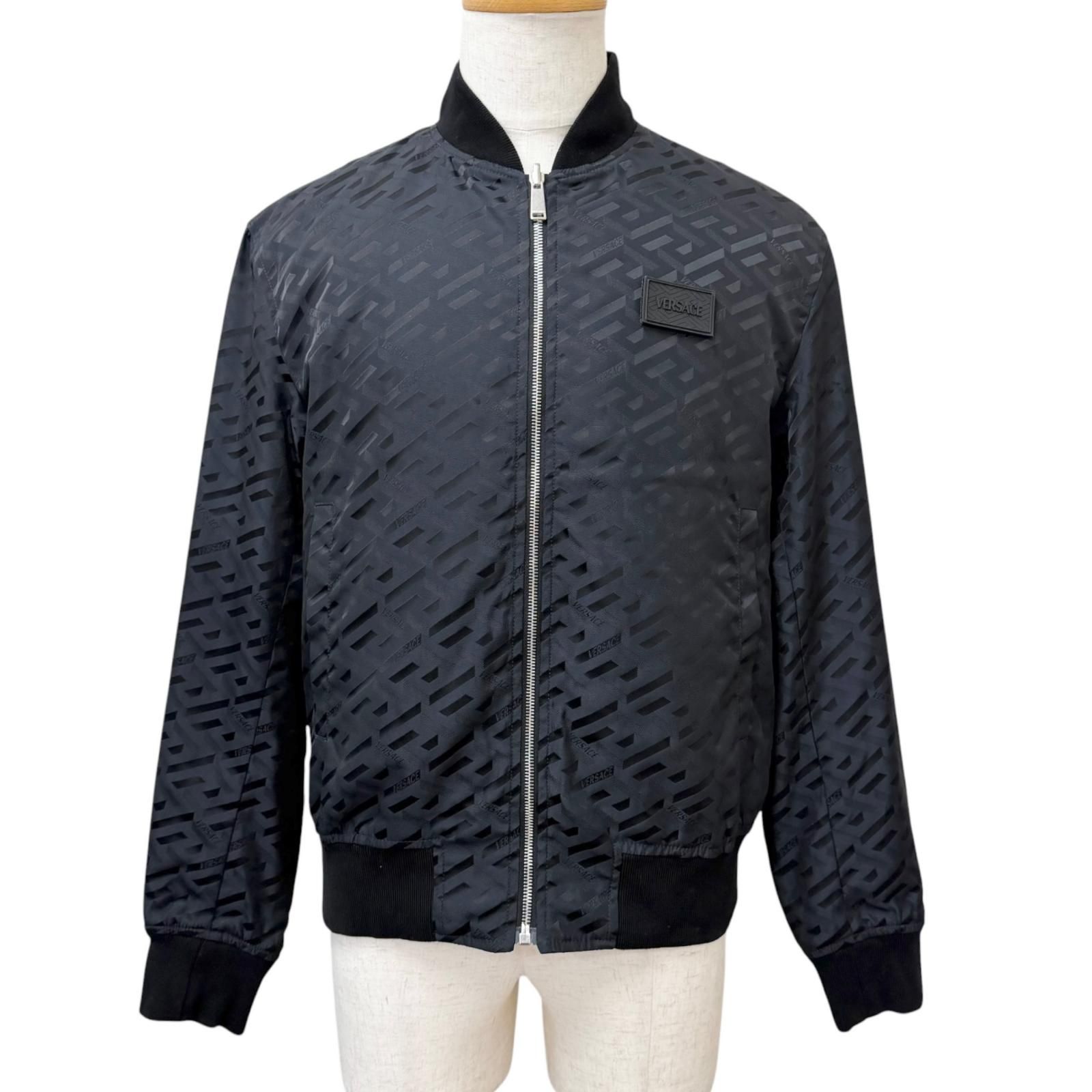 美品□VERSACE ヴェルサーチ 2022年製 1A06201 グレカ ロゴ総柄 中綿入り ボンバージャケット ネイビー ブラック 46 イタリア製 正規品 美品□VERSACE ヴェルサーチ 2022年製 1A06201 グレカ ロゴ総柄 中綿