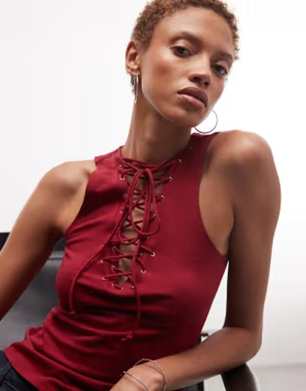 ウィークデイ レディース トップス Tシャツ Vネック Weekday festival Vneck strap detail top in cherry レッド