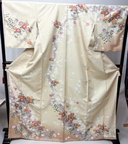 訪問着 着物 単品 合繊 仕立て上がり 絵羽柄 黄みがかった上品なベージュ色 四季草花 菊 梅 桔梗 古典柄 和装 NO43892