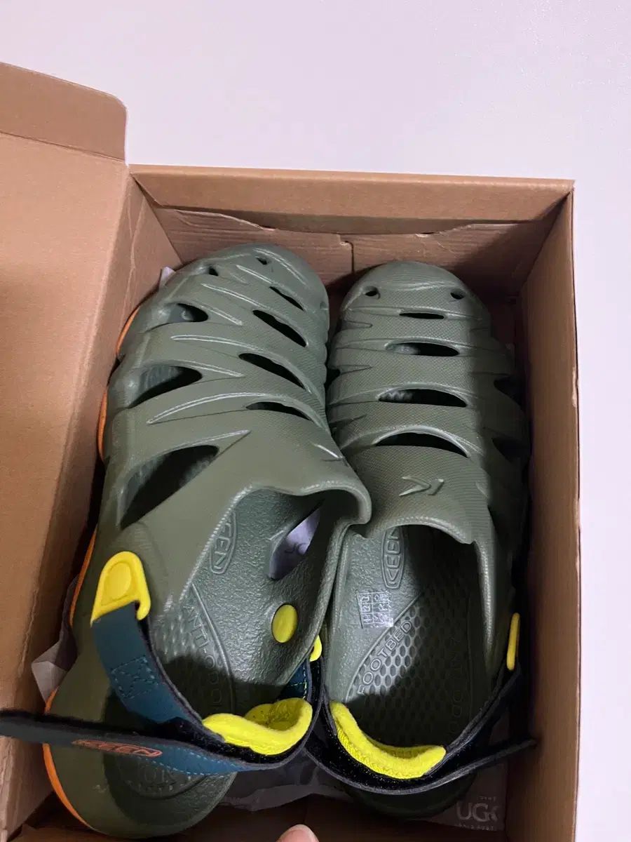 KEEN サンダル 235