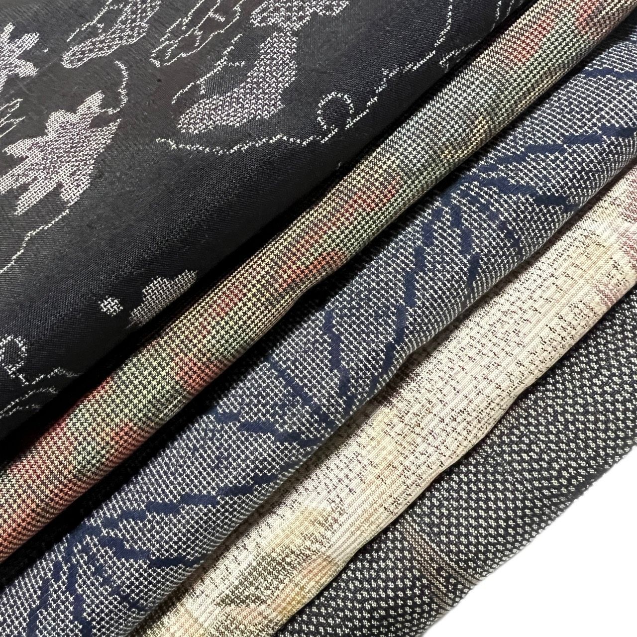 美品 未着用 しつけ付き 大島紬 正絹 黒 草花模様 織り出し 袷 未使用