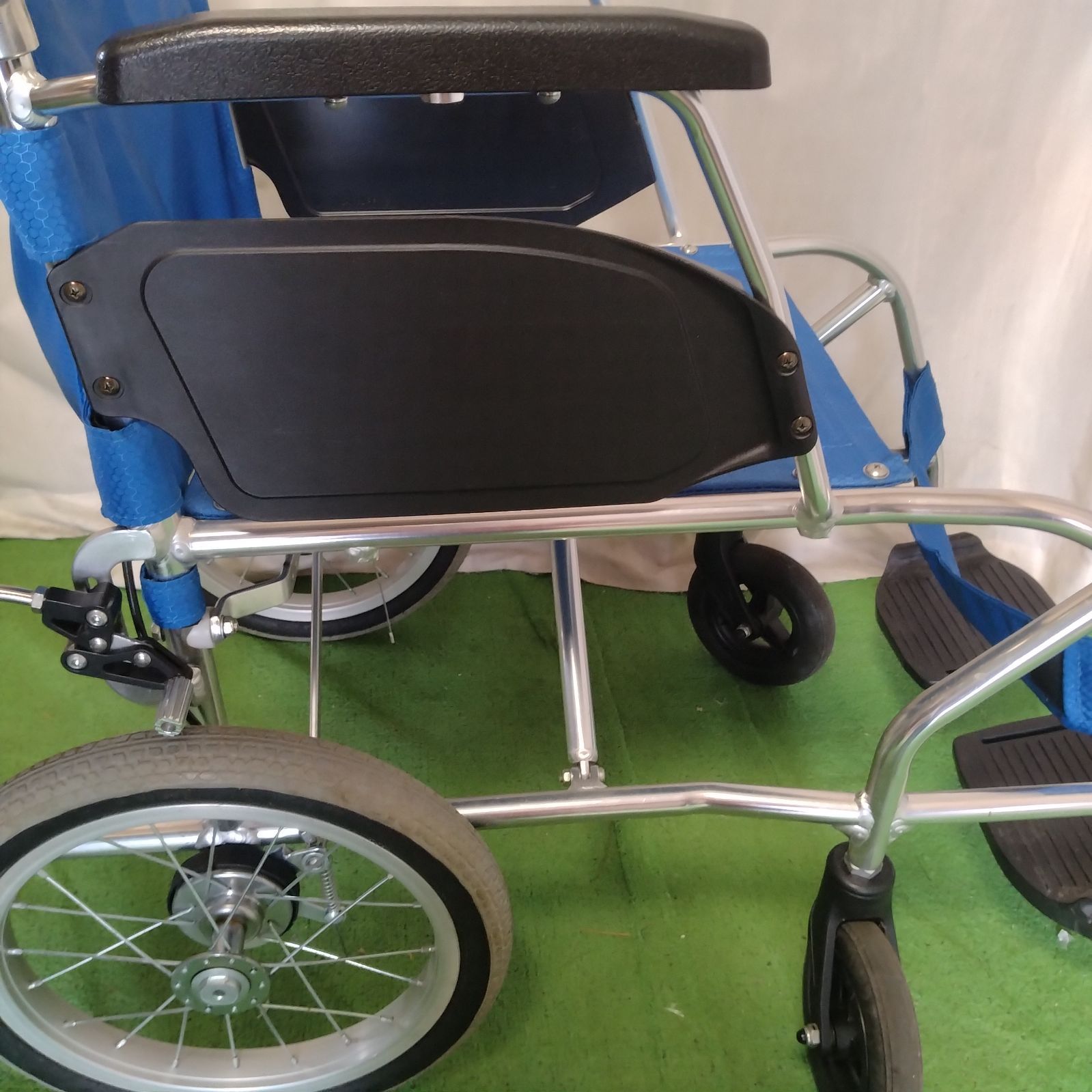 日進医療器　自走用　多機能　軽量　ノーパンクタイヤ　車椅子　NA-U7 WC-13426)日進医療器 NAH-L7α Aパッケージ ノーパンクタイヤ 軽量