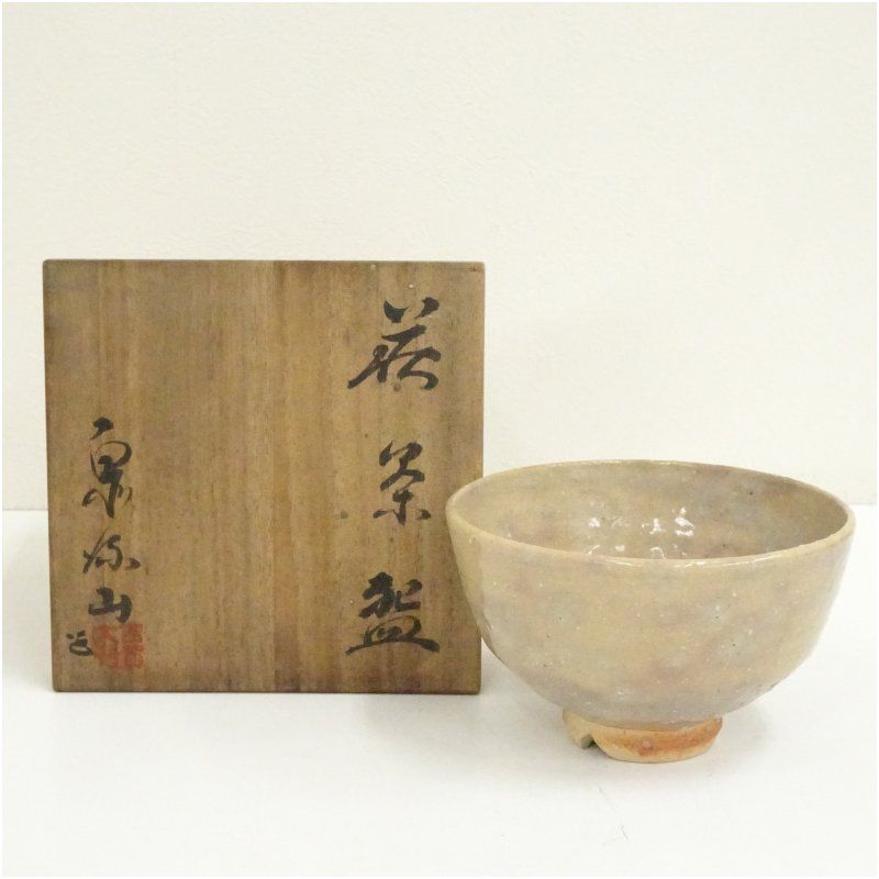 萩焼　泉流山窯造　吉賀大眉　茶碗（共箱） 茶道 抹茶 おしゃれ 抹茶茶碗 抹茶碗 和食器 レトロ 茶器 骨董 茶わん 茶会 茶の湯 6,160円