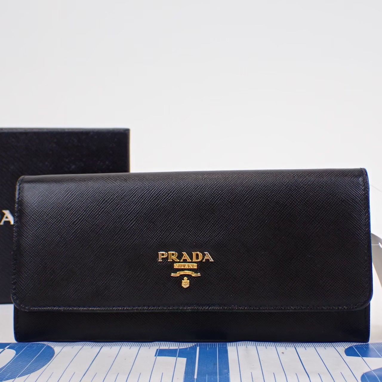 プラダPrada サファィアーノ レザー 長財布 ブラック ゴールドロゴ 箱付きdiib3517