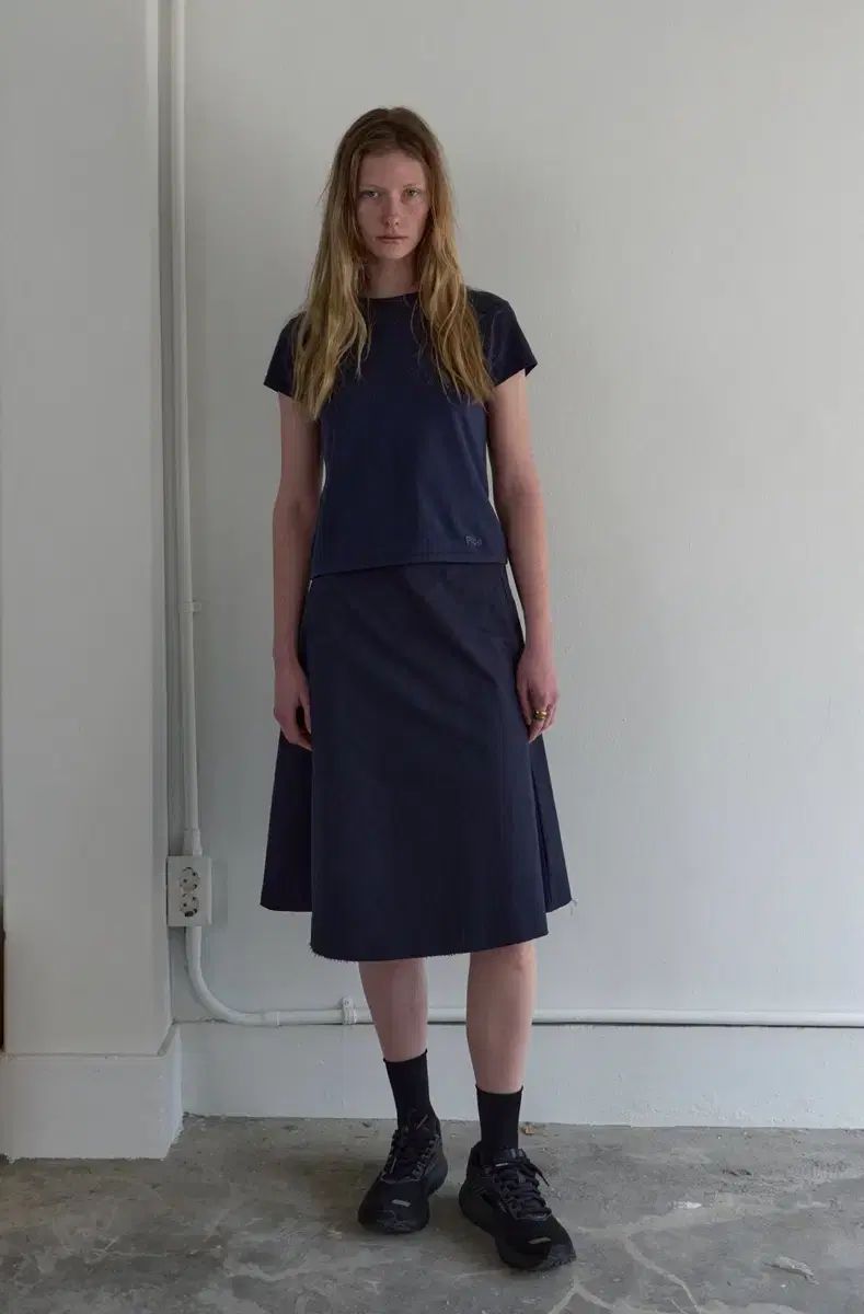 パイカ バッグ プリーツ ミディ スカート ネイビー (pica back pleated midi skirt)