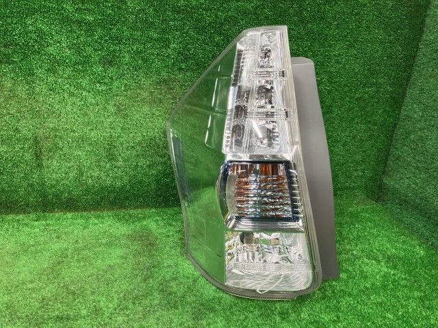 プリウスα ZVW41W 左テールランプ・テールライト S スタンレー 47-46 81561-47140 202