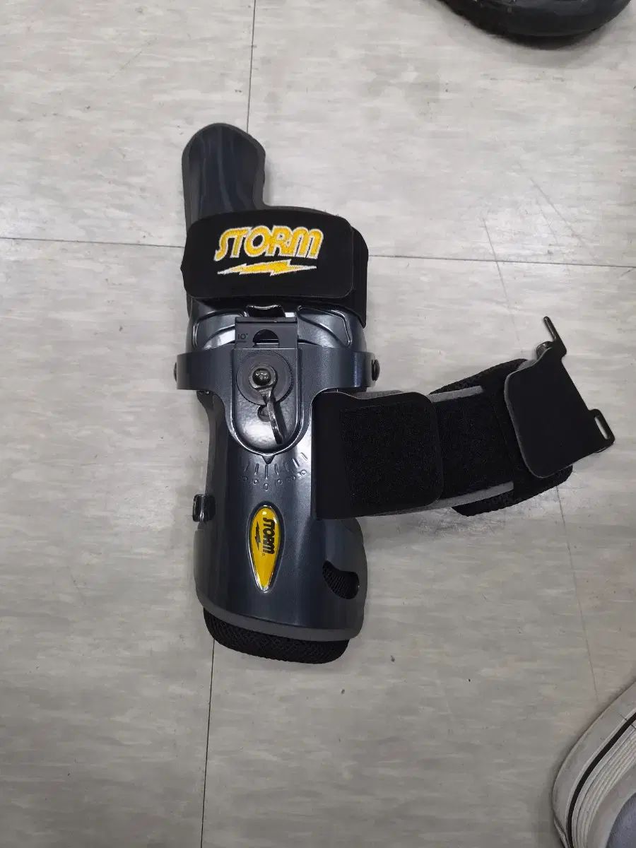 中古 ボーリングサポーター ストーム COBRA (コブラ) S 右手用
