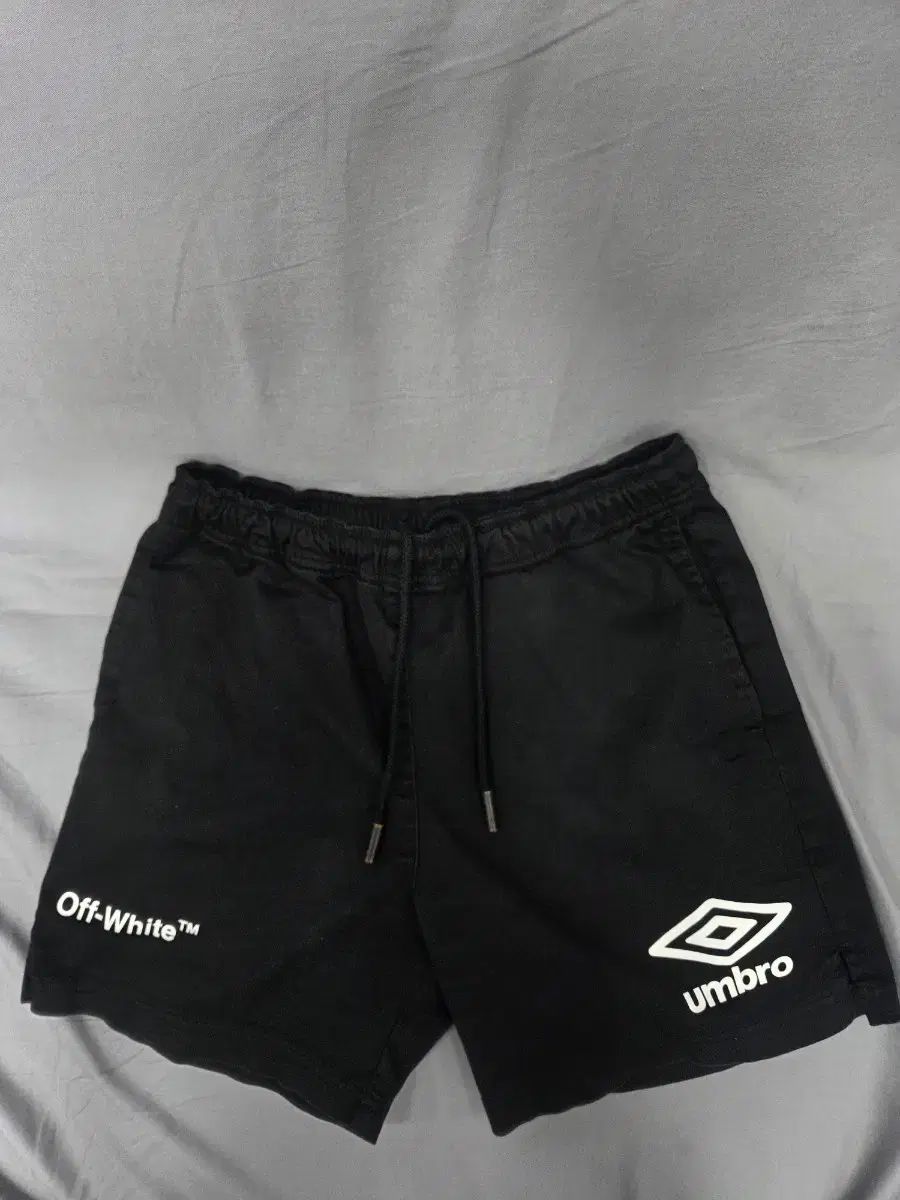 正規品 オフホワイト x アンブロ ショートパンツ ハーフパンツ (Mサイズ)