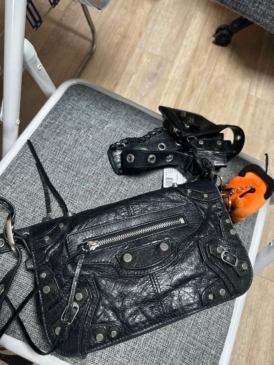 バレンシアガ ルカゴール フラップバッグ xs 出品