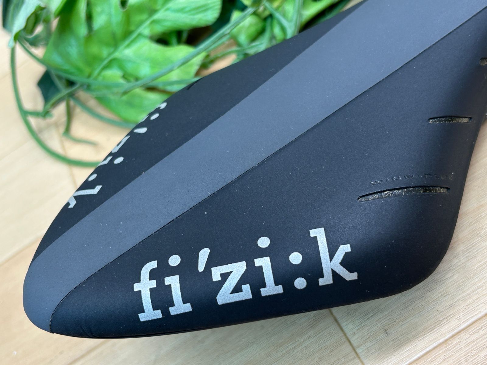 フィジーク　アリオネR3キウム フィジーク アリオネR3キウム FIZIK* arione R3 kium saddle - BLUE