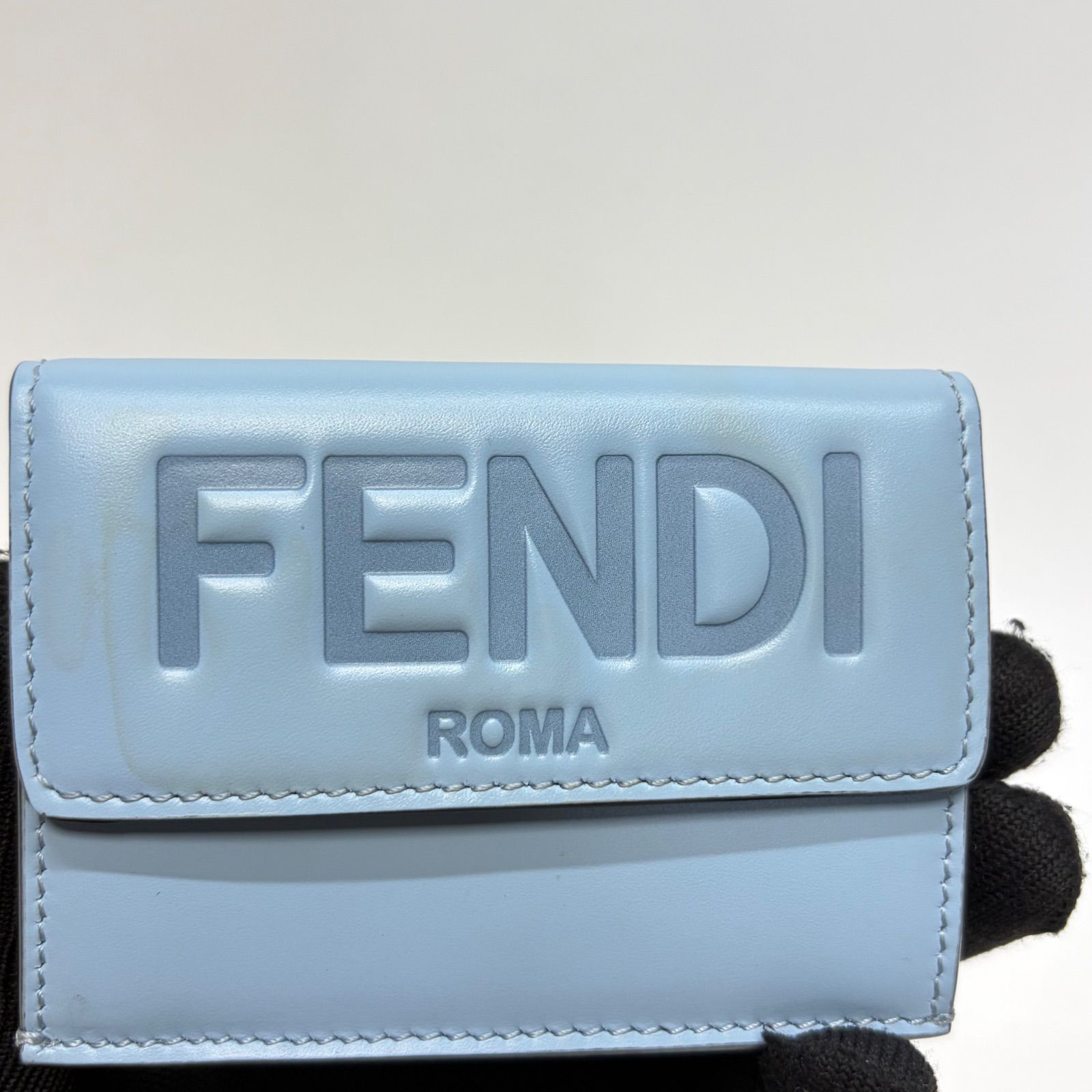 4965 FENDI フェンディ 三つ折り財布 水色 ブルー レザー エンボスロゴ