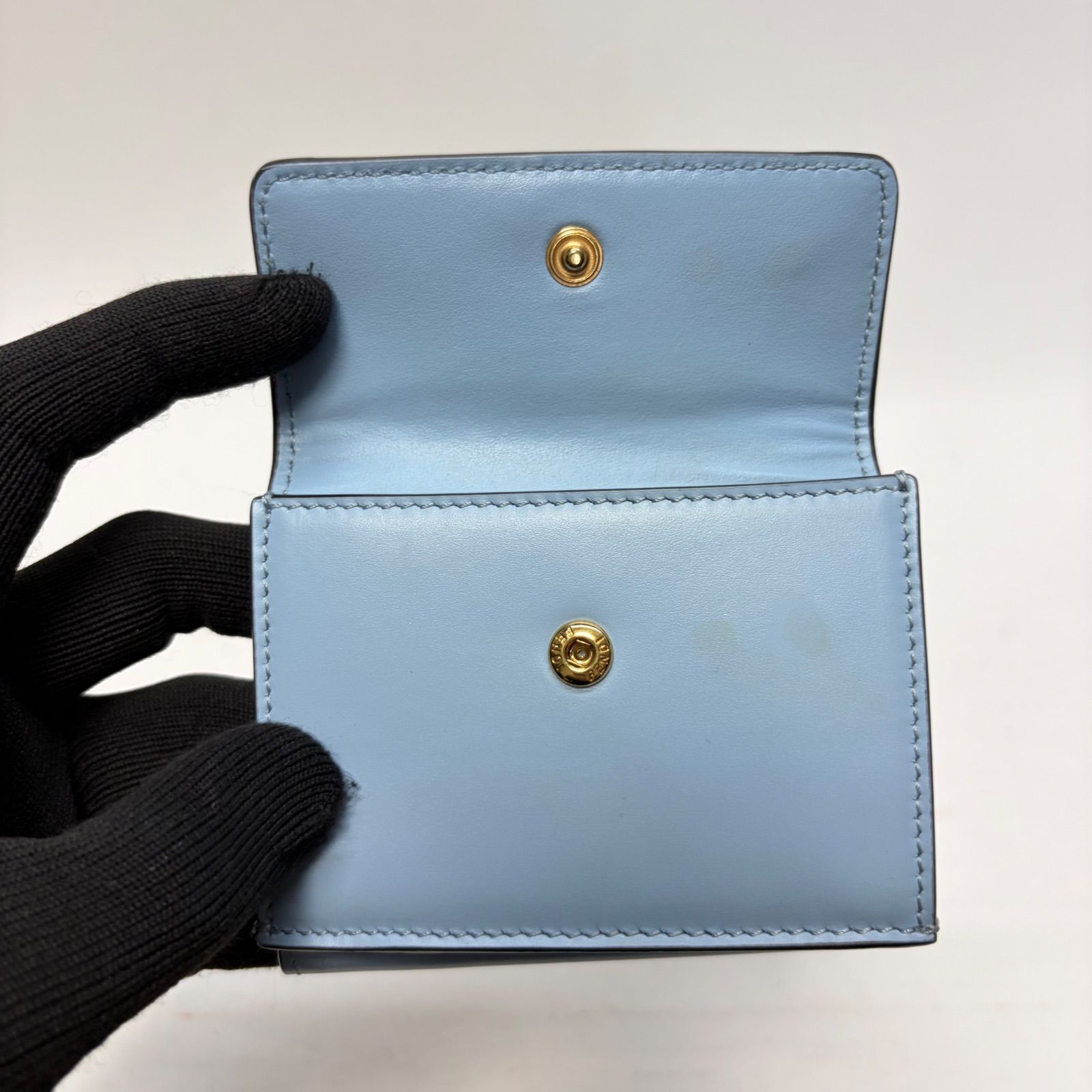 4965 FENDI フェンディ 三つ折り財布 水色 ブルー レザー エンボスロゴ