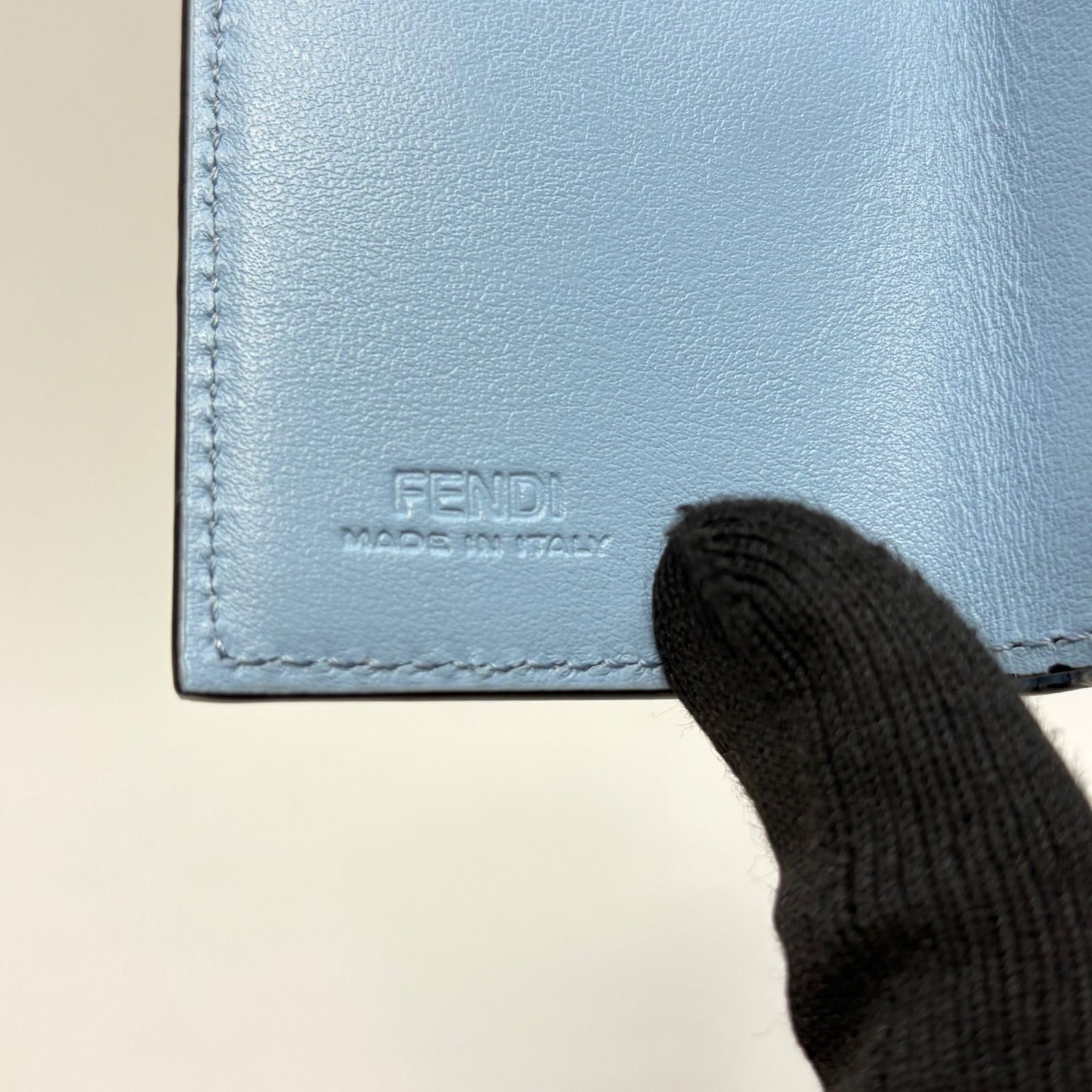 4965 FENDI フェンディ 三つ折り財布 水色 ブルー レザー エンボスロゴ