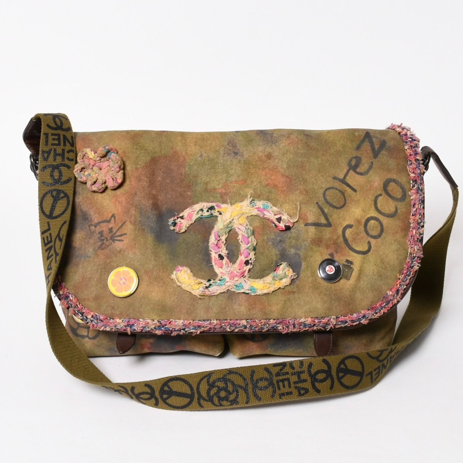 極美品 CHANEL シャネル エンブロイダリー メッセンジャーバッグ 21番台 A92790 グラフィティ カーキ ココマーク 中古 4a005833