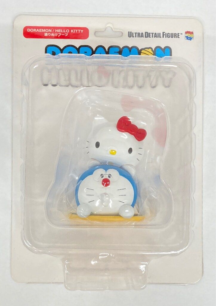 メディコム・トイ ULTRA DETAIL Figure DORAEMON × HELLO KITTY & 通り抜けフープ